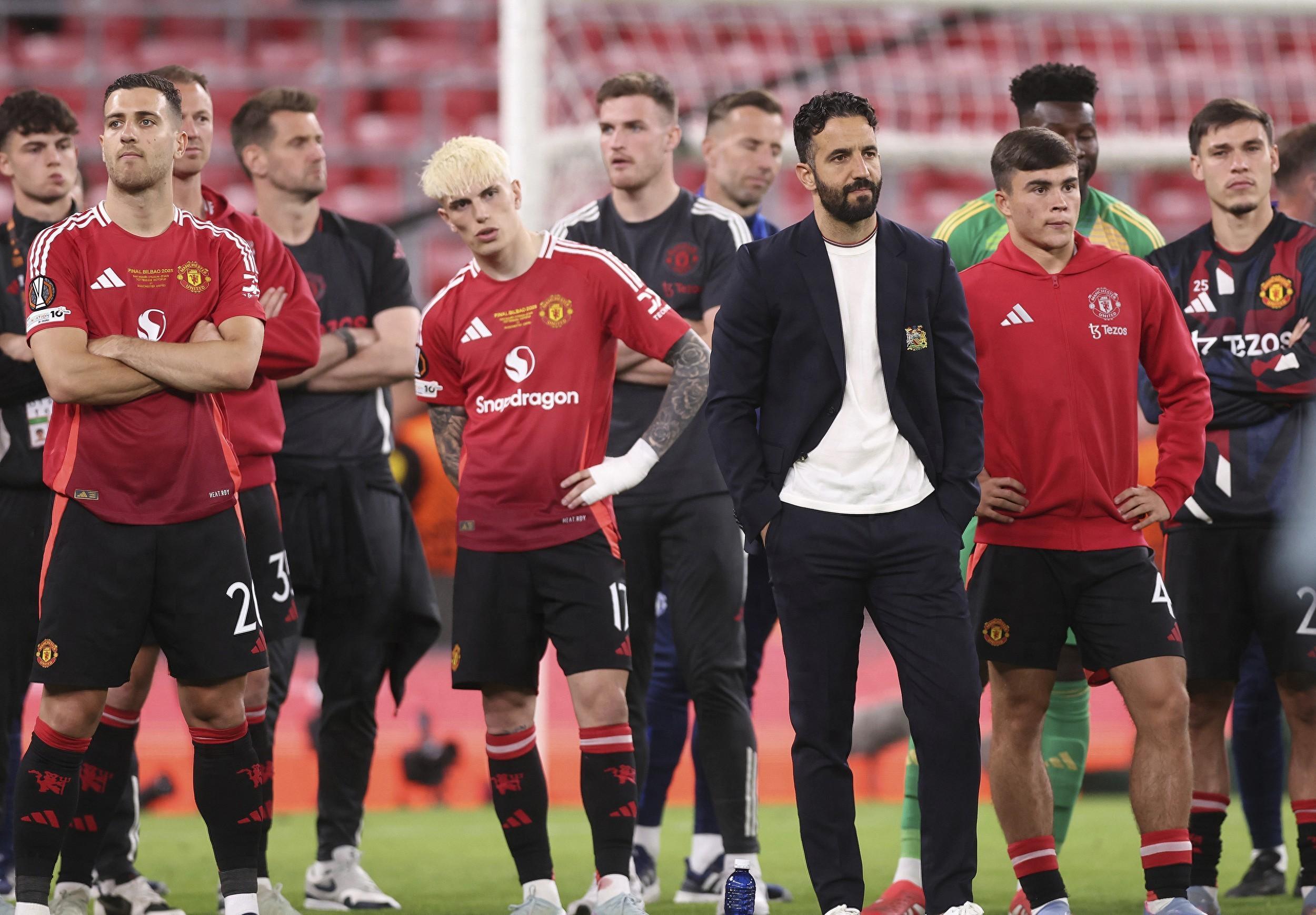 爱游戏体育平台包含冲刺阶段突围战来临，曼联围绕英超队长鼓劲，信心回归，轮换策略成焦点的词条