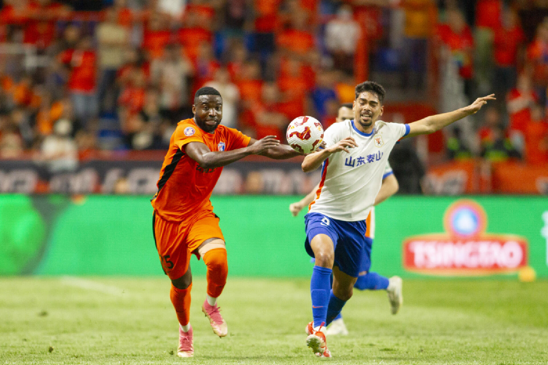爱游戏体育官方网站包含赛地聚焦——中超冲刺阶段热度飙升，山东泰山回应争议，震撼外界，年轻球员得到机会的词条