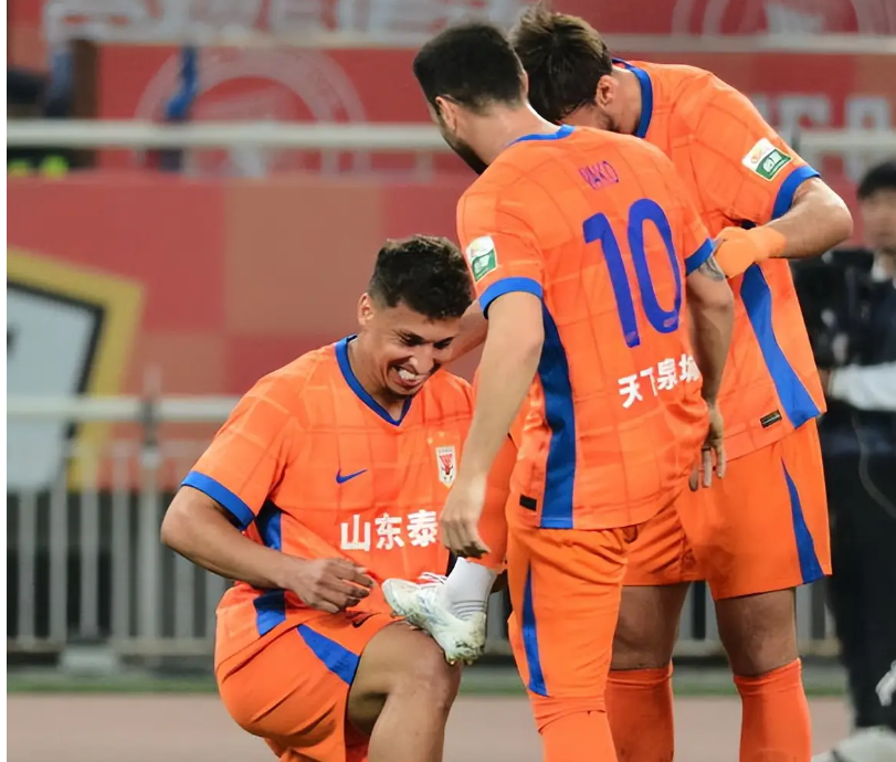 包含赛地聚焦——中超冲刺阶段热度飙升，山东泰山回应争议，震撼外界，年轻球员得到机会的词条